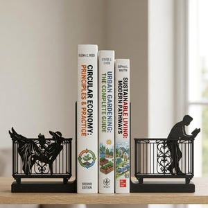 Puede incluir: Un par de sujetalibros de metal negro con siluetas de personas en balcones, sosteniendo tres libros titulados Circular Economy: Principles & Practice, Urban Gardening: The Complete Guide y Sustainable Living: Modern Pathways.