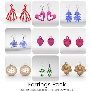 Puede incluir: Una colección de varios pendientes en diferentes diseños y colores. Los pendientes incluyen formas rojas similares al coral, corazones rosas, figuras de muñecas azules, patrones de copos de nieve azules, fresas rosas, formas de frambuesas rosas, formas de hojas doradas, patrones circulares dorados y formas de tréboles verdes. El texto "Earrings Pack" está en la parte inferior.