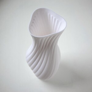 Hips Vase – 3D Printed Modern Sculptural Vase in White PLA – Minimalist Home Decor – Organic Curved Design imagen 4
