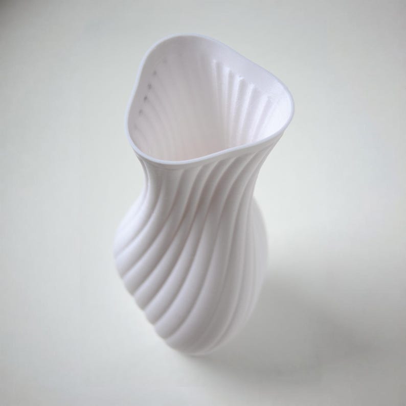 Hips Vase – 3D Printed Modern Sculptural Vase in White PLA – Minimalist Home Decor – Organic Curved Design imagen 4