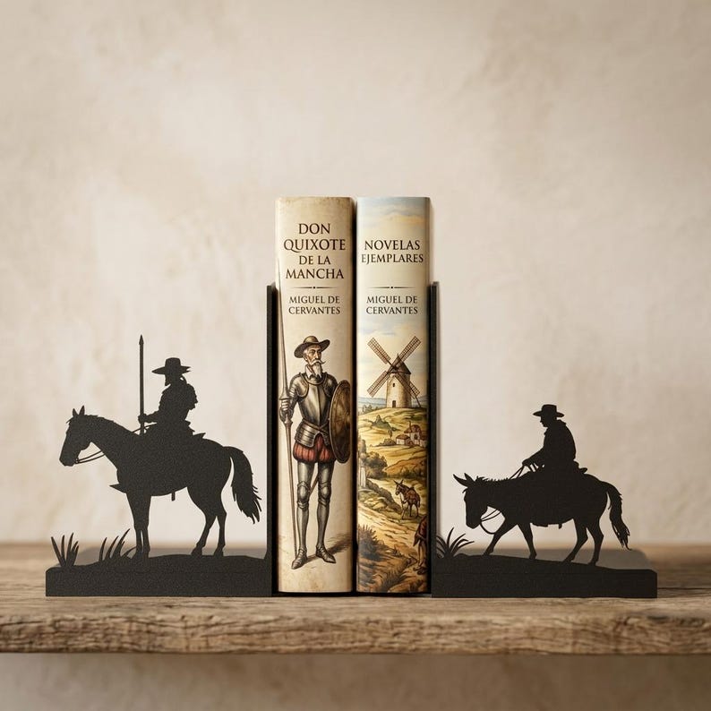 Puede incluir: Dos sujetalibros de metal negro con siluetas de un jinete a caballo y un jinete en burro, sosteniendo dos libros titulados Don Quijote de la Mancha y Novelas Ejemplares de Miguel de Cervantes, con una ilustraci&oacute;n de un molino.