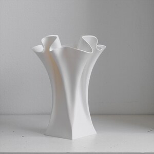 Tulipa Flow Vase, 3D Printed Modern Flower Vase, Minimalist Home Decor, White Sculptural Vase, Organic Wave Vase, Nordic Table Centerpiece imagen 12
