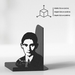 Puede incluir: Un sujetalibros de metal negro con un retrato en silueta de Franz Kafka y su firma. Las dimensiones son 11,5 cm de ancho, 12,6 cm de alto y 12,2 cm de profundidad, tal como se indica en el diagrama de la imagen.