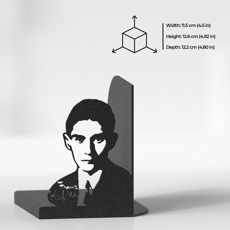 Puede incluir: Un sujetalibros de metal negro con un retrato en silueta de Franz Kafka y su firma. Las dimensiones son 11,5 cm de ancho, 12,6 cm de alto y 12,2 cm de profundidad, tal como se indica en el diagrama de la imagen.