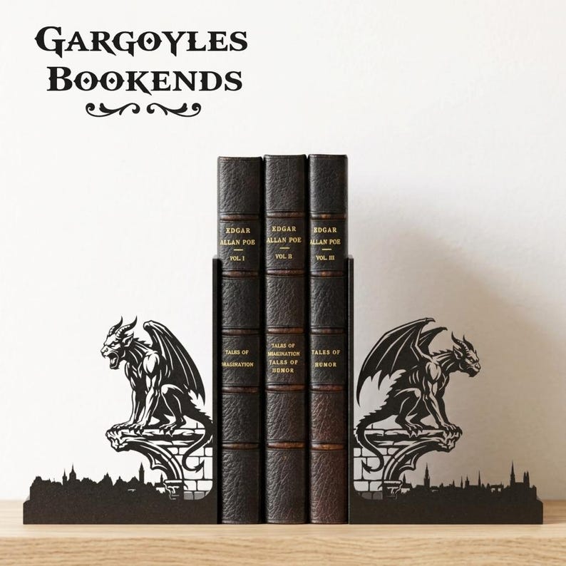 Puede incluir: Soportes para libros de metal negro con g&aacute;rgolas y dise&ntilde;o de horizonte urbano. Sostienen tres libros encuadernados en cuero oscuro con letras doradas. Los libros se titulan "Edgar Allan Poe" y "Tales of Imagination, Humor". El texto "GARGOYLES BOOKENDS" est&aacute; en la parte superior.