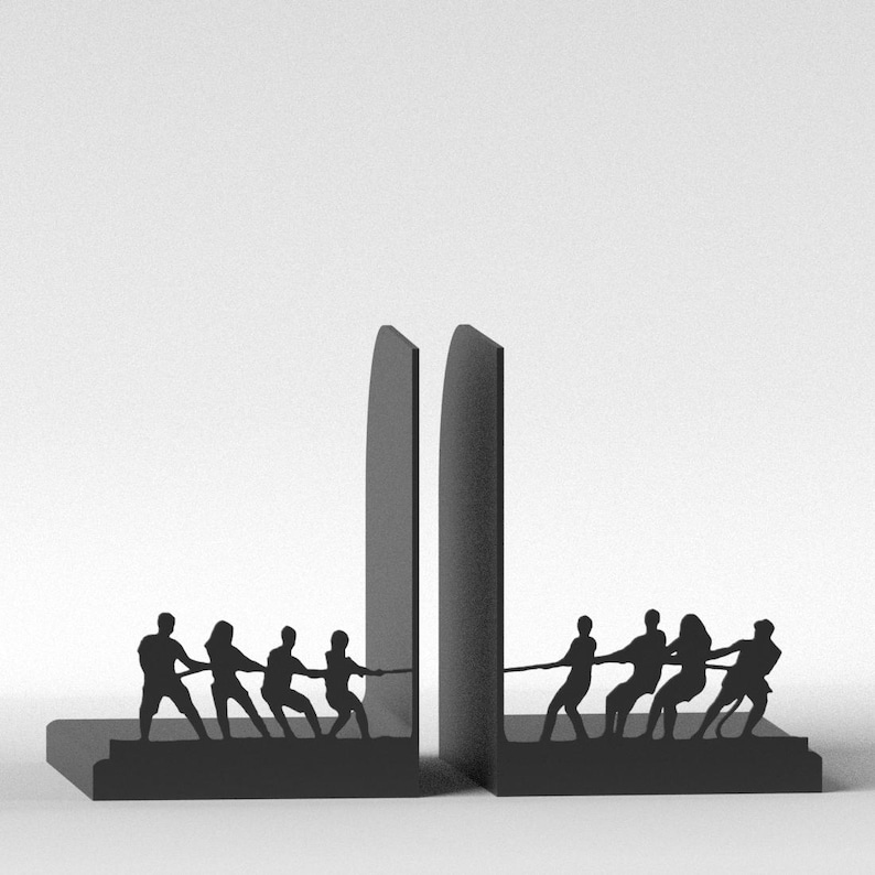Puede incluir: Soportes para libros de metal negro con un dise&ntilde;o de tira y afloja. Cada sujetalibros tiene una base rectangular y un soporte alto y curvo. Figuras silueteadas tiran de una cuerda, creando una exhibici&oacute;n din&aacute;mica y art&iacute;stica para libros.
