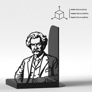 Puede incluir: Un sujetalibros de metal negro con una silueta de Mark Twain cortada con l&aacute;ser. Las dimensiones del producto son 11,5 cm de ancho, 12,6 cm de alto y 12,2 cm de profundidad. El dise&ntilde;o muestra al autor con traje y corbata.