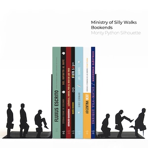 Può includere: Coppia di fermalibri in metallo nero con sagome di uomini in movimento, ispirate a Monty Python. Sostengono una fila di libri colorati, per un tocco di umorismo e originalità.