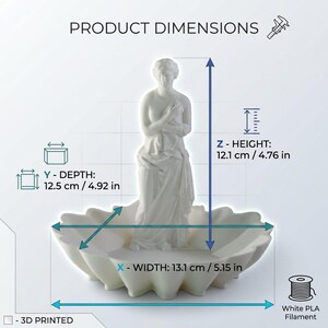 Puede incluir: Una escultura blanca impresa en 3D de una figura de pie en un cuenco festoneado. Las dimensiones indicadas son: altura 12,1 cm, profundidad 12,5 cm y anchura 13,1 cm. El texto 'PRODUCT DIMENSIONS' y 'White PLA Filament' es visible.