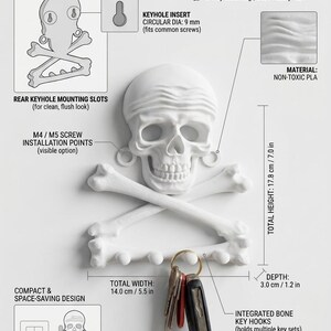 Puede incluir: Un colgador de llaves blanco impreso en 3D con forma de calavera y tibias cruzadas con ganchos integrados. Mide 14,0 cm de ancho, 17,8 cm de alto y 3,0 cm de profundidad. El texto dice PIRATE KEYS HANGER - 3D PRINTED FUNCTIONAL ART.