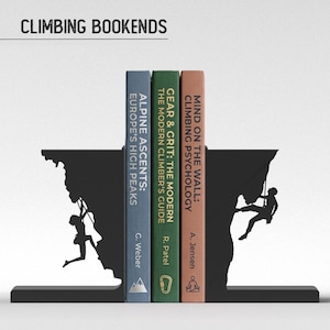 Può includere: Coppia di fermalibri neri in metallo con silhouette di scalatori, che sorreggono tre libri. I libri sono intitolati "Alpine Ascents", "Gear & Grit" e "Mind on the Wall". Il testo "CLIMBING BOOKENDS" è visibile. Ideale per libri.