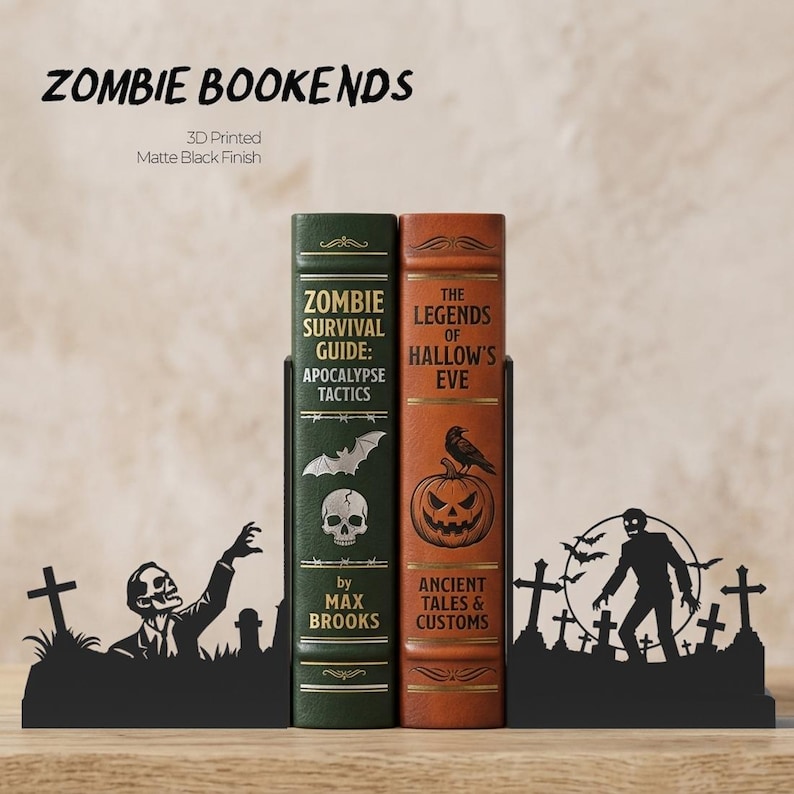 Puede incluir: Soportes para libros de zombis de metal negro con acabado mate. Los sujetalibros presentan un dise&ntilde;o de silueta de zombi con l&aacute;pidas y el texto "ZOMBIE BOOKENDS". Dos libros se sujetan en su lugar, uno verde y otro marr&oacute;n, con los t&iacute;tulos "ZOMBIE SURVIVAL GUIDE" y "THE LEGENDS OF HALLOW'S EVE".