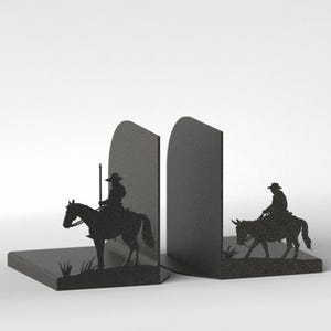 Puede incluir: Un par de sujetalibros de metal negro con siluetas de figuras a caballo. Un sujetalibros muestra a un jinete con una lanza alta, mientras que el otro muestra a un jinete sobre una mula. Ambas piezas tienen una base s&oacute;lida y un panel vertical.