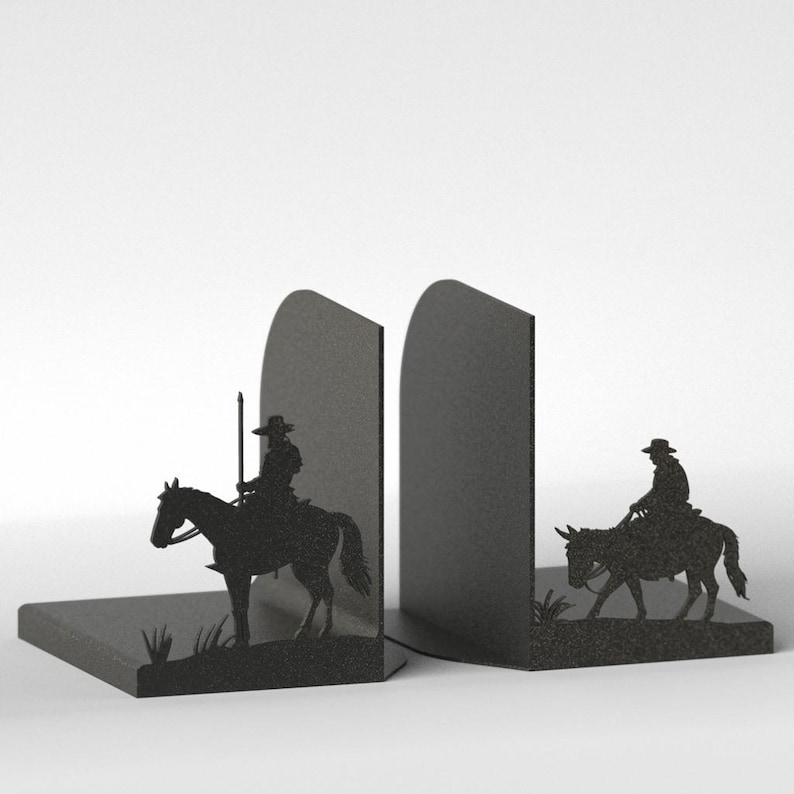 Puede incluir: Un par de sujetalibros de metal negro con siluetas de figuras a caballo. Un sujetalibros muestra a un jinete con una lanza alta, mientras que el otro muestra a un jinete sobre una mula. Ambas piezas tienen una base s&oacute;lida y un panel vertical.
