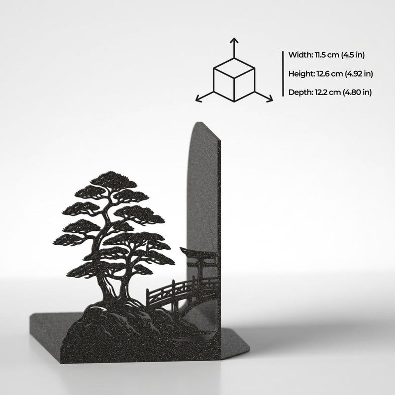 Puede incluir: Un sujetalibros de metal negro con la silueta de un bons&aacute;i y un peque&ntilde;o puente. Las dimensiones indicadas son 11,5 cm de ancho, 12,6 cm de alto y 12,2 cm de profundidad, junto a un diagrama de cubo con flechas.