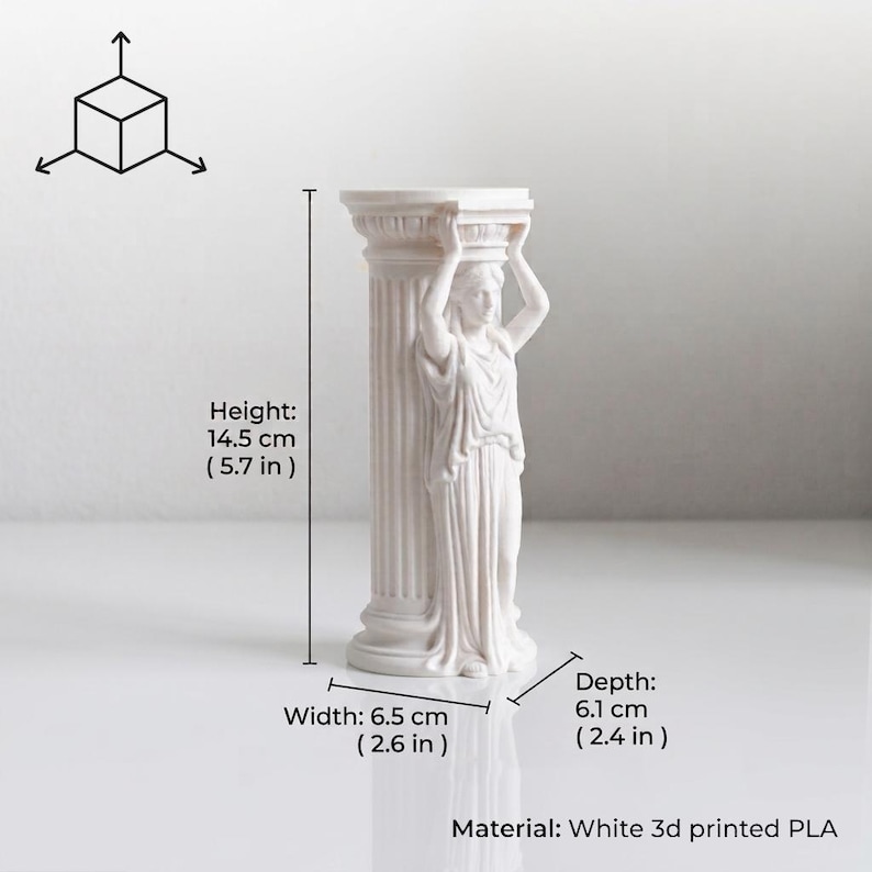 Puede incluir: Una escultura de columna cari&aacute;tide de PLA blanco impresa en 3D con una figura que sostiene el capitel. El objeto mide 14,5 cm de alto, 6,5 cm de ancho y 6,1 cm de profundidad, tal como indican el texto y las l&iacute;neas de dimensi&oacute;n.