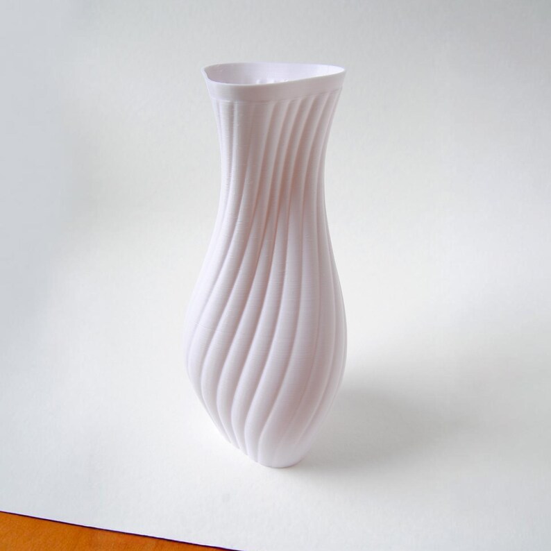 Hips Vase – 3D Printed Modern Sculptural Vase in White PLA – Minimalist Home Decor – Organic Curved Design imagen 5