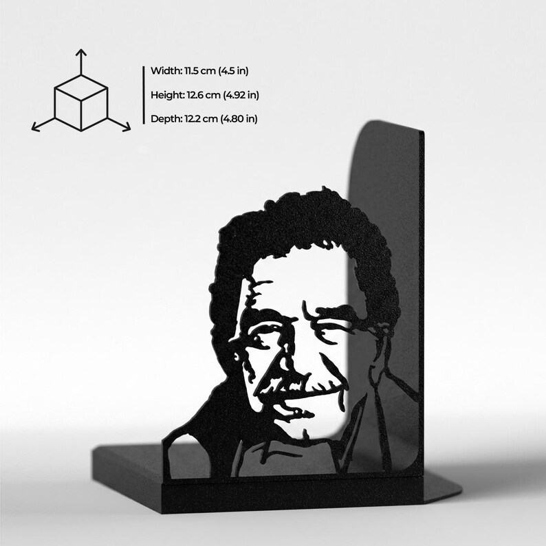 Puede incluir: Un sujetalibros de metal negro con un retrato cortado a l&aacute;ser de Gabriel Garc&iacute;a M&aacute;rquez. Las dimensiones son 11,5 cm de ancho, 12,6 cm de alto y 12,2 cm de profundidad. El dise&ntilde;o incluye una base plana y un panel vertical con el retrato.