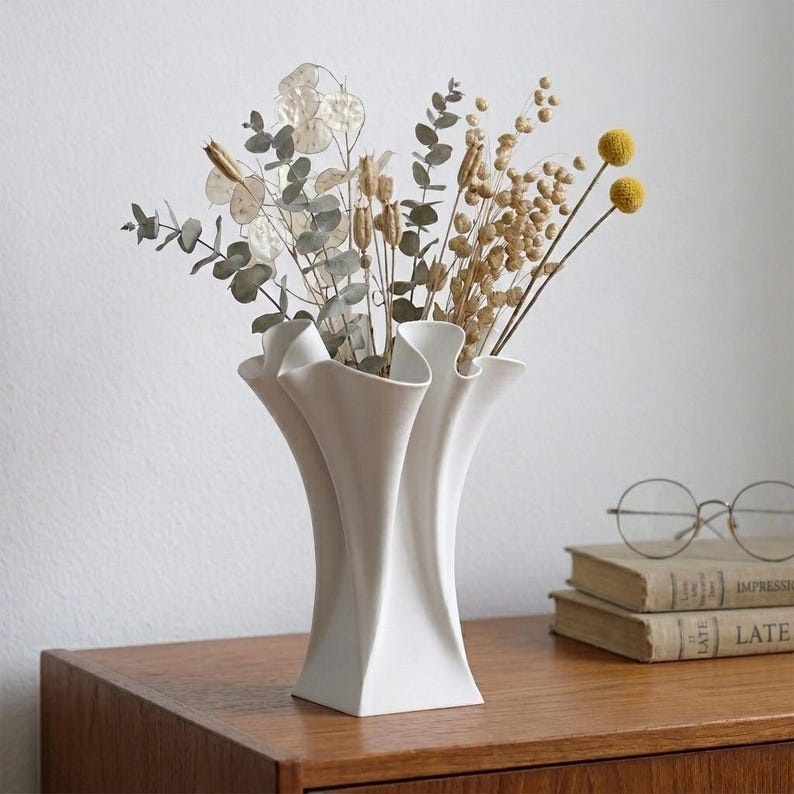 Tulipa Flow Vase, 3D Printed Modern Flower Vase, Minimalist Home Decor, White Sculptural Vase, Organic Wave Vase, Nordic Table Centerpiece imagen 1