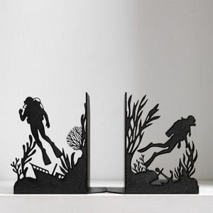 Scuba Diver Bookends - 3D Print Matte Black Underwater Scene, Unique Bookeshelf Ocean Decor, Diver Gift, Scuba Diving Decor, Book Lover Gift imagen 3