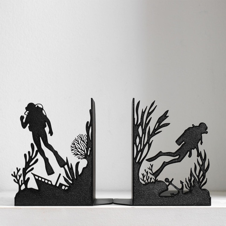 Scuba Diver Bookends - 3D Print Matte Black Underwater Scene, Unique Bookeshelf Ocean Decor, Diver Gift, Scuba Diving Decor, Book Lover Gift imagen 3