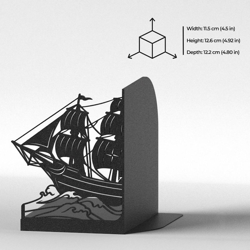Puede incluir: Un sujetalibros de metal negro con la silueta de un velero sobre olas. Las dimensiones del producto son 11,5 cm de ancho, 12,6 cm de alto y 12,2 cm de profundidad, acompa&ntilde;adas de un icono de cubo peque&ntilde;o con flechas de direcci&oacute;n.