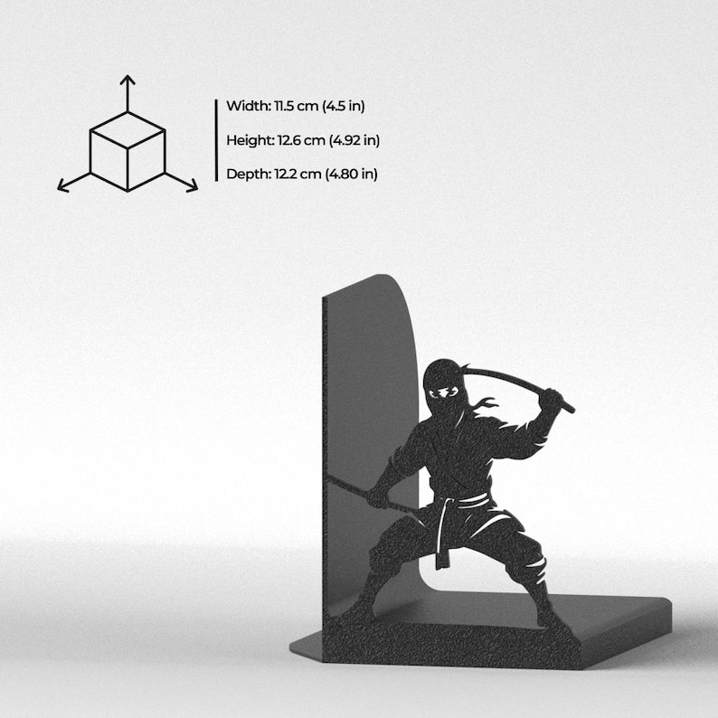 Puede incluir: Un sujetalibros de metal negro con la silueta de un ninja en postura de combate con una espada. Las dimensiones son 11,5 cm de ancho, 12,6 cm de alto y 12,2 cm de profundidad. El texto en la imagen muestra estas medidas en cent&iacute;metros y pulgadas.