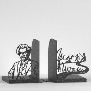 Puede incluir: Un par de sujetalibros de metal negro. Uno presenta un retrato en silueta detallado de Mark Twain con traje. El otro muestra el texto "Mark Twain" en una caligraf&iacute;a estilizada, acompa&ntilde;ado por siluetas de una persona pescando y un barco de vapor.
