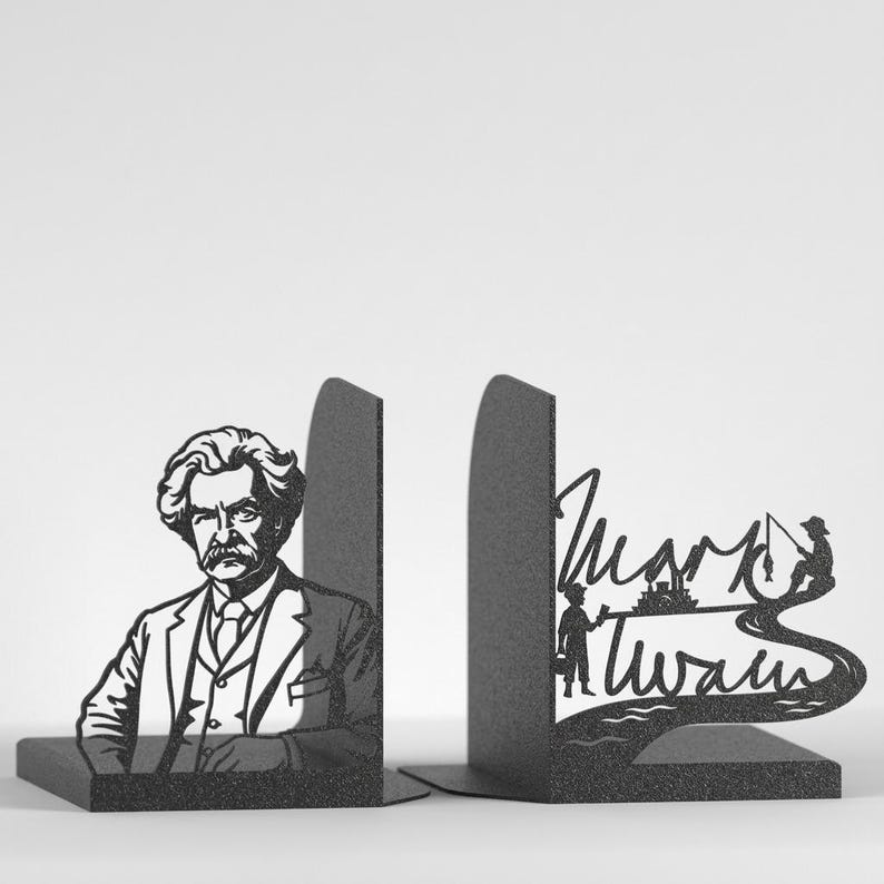 Puede incluir: Un par de sujetalibros de metal negro. Uno presenta un retrato en silueta detallado de Mark Twain con traje. El otro muestra el texto "Mark Twain" en una caligraf&iacute;a estilizada, acompa&ntilde;ado por siluetas de una persona pescando y un barco de vapor.
