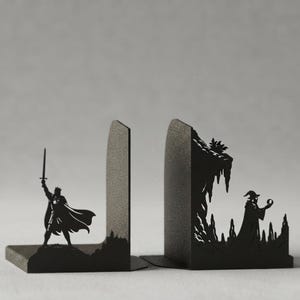 King Arthur & Merlin Bookends – Excalibur Fantasy Bookends – Arthurian Legend Decor – 3D Printed Matte Black PLA – For Fantasy Book Lovers imagen 2