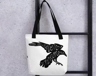 Może przedstawiać: Biała torba typu tote z czarnymi uchwytami i czarną sylwetką kruka z nadrukiem tekstu "Quote the Raven Nevermore" na przodzie.