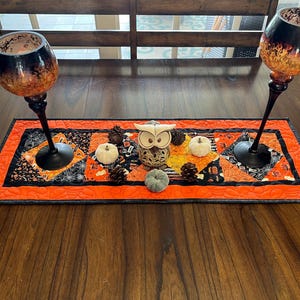 Halloween Quilted Table Runner, Pumpkin Table Runner, Fall Table Runner, Reversible Witch Pumpkin Halloween Runner, Black and Orange Runner