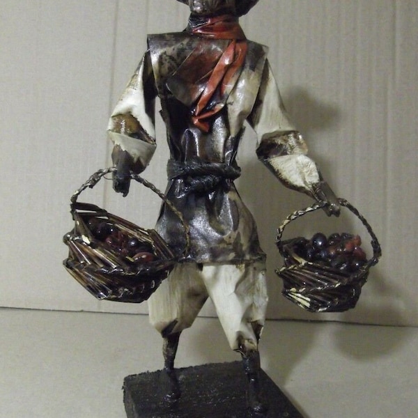 Figur Pappmaché , 23 cm. Kaufmann Mann mit Vintage-Körben