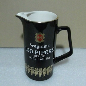 Pitcher 100 Pipers de luxe Scotch Whiskey. Vintage ceramic &quot;60 18 cm.