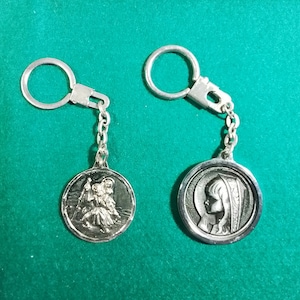 Porte-clés lot 2 San Cristobal + Virgin girl relief métal usagé vintage