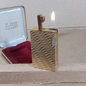 Rare Vintage Lighter Valiant Gas W Flame in Box Working Lighter Briquet Feuerzeug