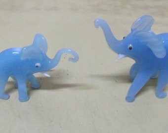 Twee kleine figuren "Opaline Crystal Elephants" blauwe Vintage