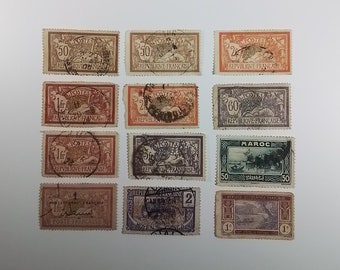 Op de afbeelding: Een verzameling vintage Franse en Marokkaanse postzegels. De postzegels hebben verschillende ontwerpen, waaronder een schip, een vogel en een gebouw. De postzegels zijn in goede staat en zouden een geweldige aanvulling zijn op elke postzegelverzameling.
