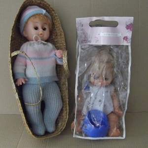 Los 2 x Vintage Puppen Baby im Korb + Baby, das Jahre pinkelt "80 mit einigen Fehlern