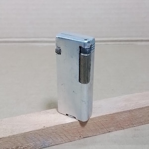 Isqueiro a óleo vintage Pinguim Cygnus em operação Isqueiro Briquet Feuerzeug