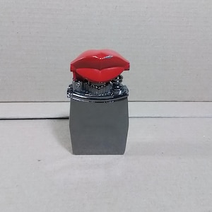 Vintage Gas Lighter Windproof red lips Working Lighter Briquet Feuerzeug