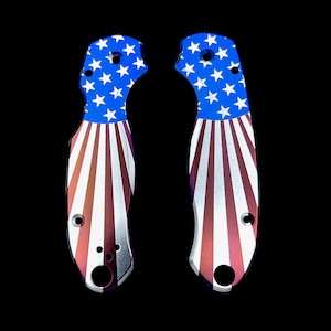 Peut inclure: Une paire de plaquettes de couteau avec un motif de drapeau américain. Les plaquettes sont en métal et ont une finition rouge, blanche et bleue.