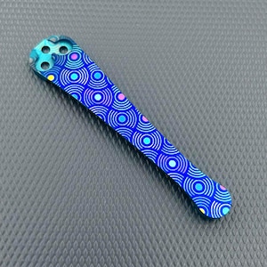 Clip de titanio fresado en 3D para Spyderco Paramilitary 2 con patrón de círculos multicolores