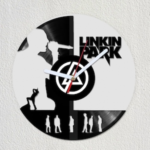 Op de afbeelding: Zwart-witte vinyl platen klok met het Linkin Park logo en silhouetten van bandleden. De klok heeft een witte achtergrond met zwarte wijzers en een zwart-wit logo in het midden.