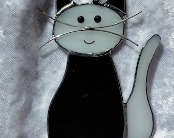 Freundliche Katze schwarz- weiß aus Glas, Tierfreund, Geschenk, Anhänger