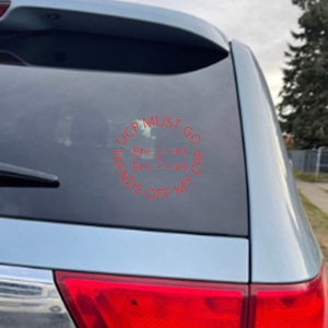 Può includere: Un adesivo circolare rosso su un finestrino dell'auto con il testo "UCP MUST GO, HANDS OFF MY CPP, ENOUGH IS ENOUGH". L'adesivo è centrato sul finestrino ed è in grassetto, senza serif.