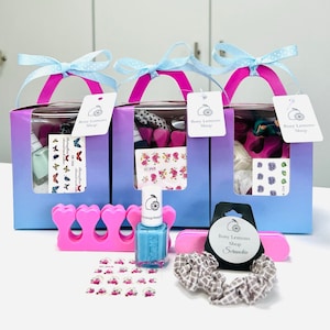 Pamper party gift set for girls | beauty pamper set for girls | sleepover gift set goody bag | bridesmaids goody bag gift set presents