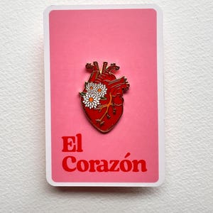 El Corazón Enamel Pin – Anatomical Heart with Flowers – Red & Gold Lotería-Inspired Pin – Latinx Gift – Cute Floral Heart Lapel Pin