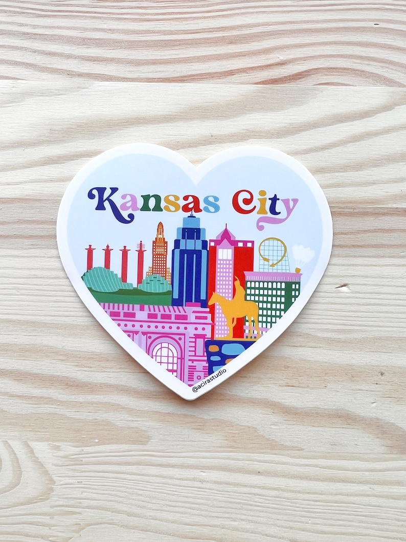 Puede incluir: Una pegatina en forma de coraz&oacute;n con una ilustraci&oacute;n colorida del horizonte de Kansas City. La pegatina incluye el texto "Kansas City" en una fuente arco&iacute;ris.