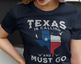 Op de afbeelding: Een marineblauw t-shirt met een verweerde afbeelding van de staat Texas met de tekst "Texas is calling and I must go".